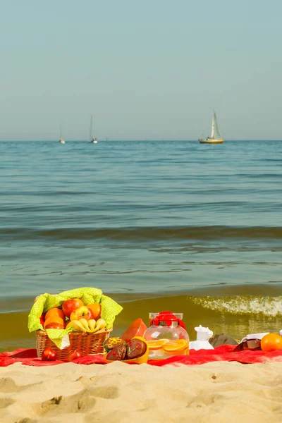 Cesto da picnic su coperta vicino al mare — Foto Stock