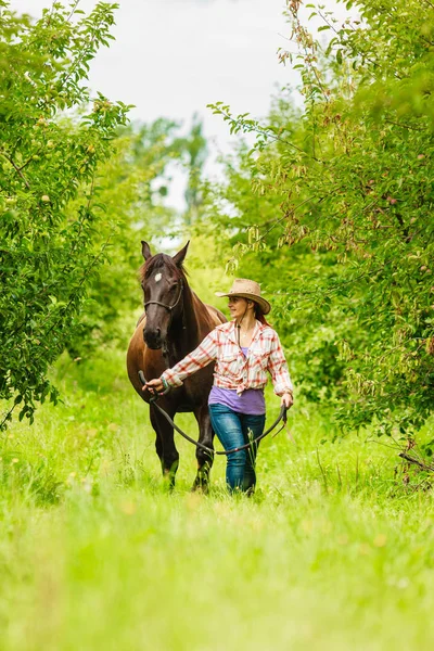 Västra cowgirl kvinna med häst. Sport aktivitet — Stockfoto
