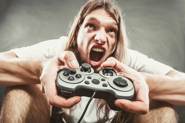 Homem estressado jogando no pad — Fotografia de Stock