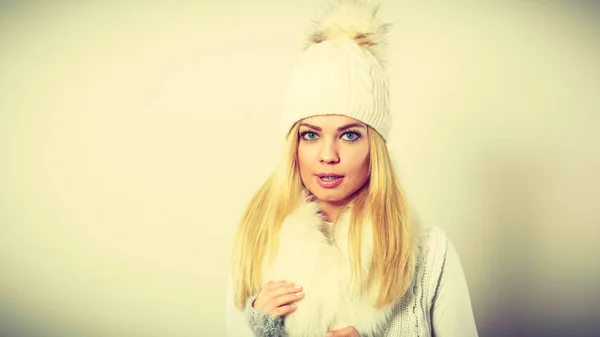Vrouw dragen van warme winter kleding — Stockfoto