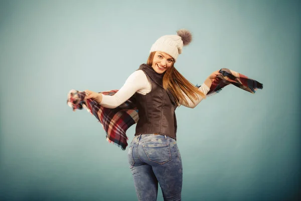 Joyeuse fille en automne vêtements de saison — Photo