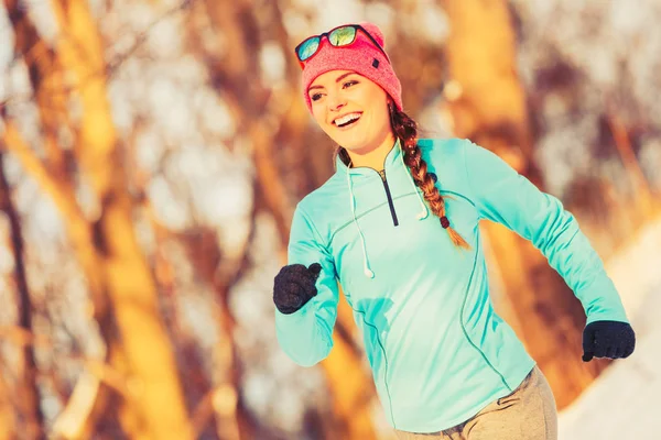 Chica haciendo ejercicio en ropa de invierno —  Fotos de Stock