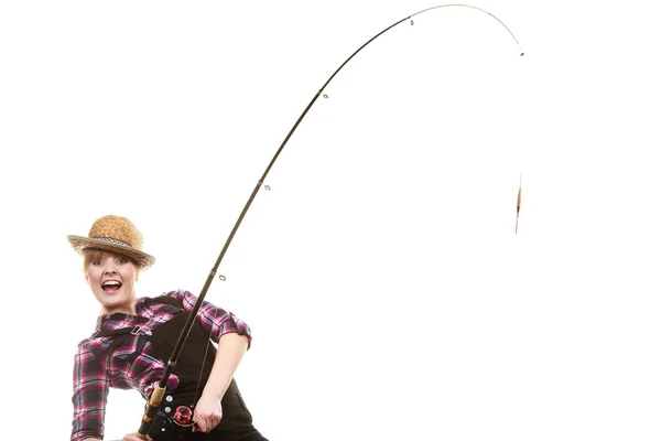 Lycklig kvinna i solhatt håller fiskespö — Stockfoto