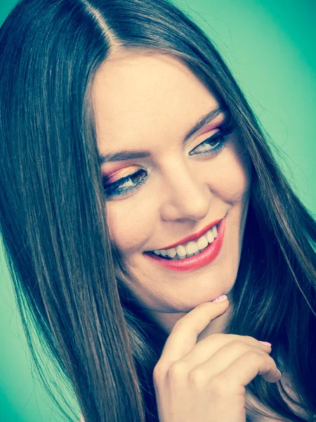 Sorrindo mulher atraente com maquiagem completa — Fotografia de Stock