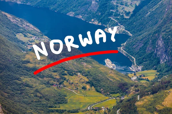 Uitzicht over de Geirangerfjord vanaf Dalsnibba uitzichtpunt in Noorwegen — Stockfoto