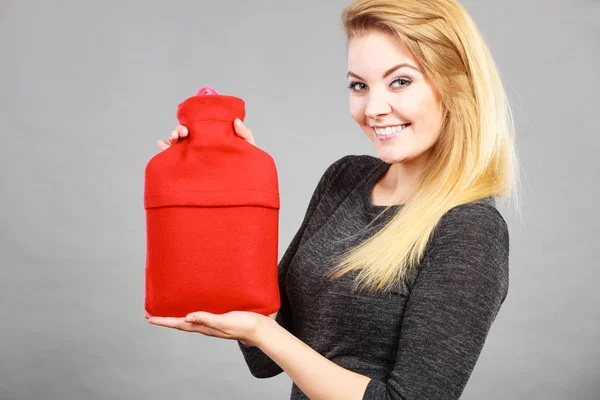 Donna felice tiene bottiglia d'acqua calda — Foto Stock