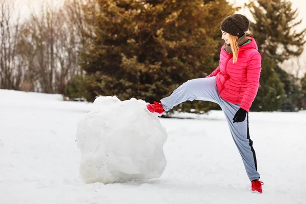 Mujer usando ropa deportiva durante el invierno — Foto de Stock