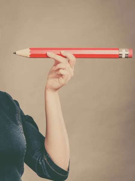 La mano femenina sostiene un lápiz rojo grande — Foto de Stock