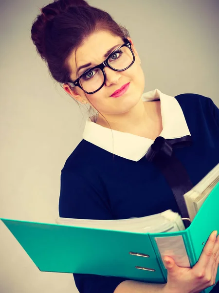 Gelukkig positief business vrouw holding binder met documenten — Stockfoto