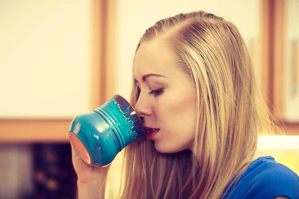 Kvinde bedrift kop te af kaffe - Stock-foto