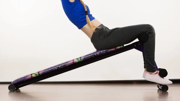 Vrouw opleiding op bankje voor Sit-ups — Stockfoto