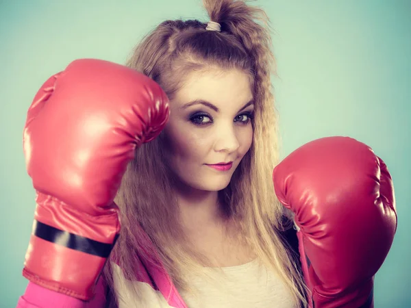 Jolie fille en gants rouges jouant à la boxe sportive — Photo