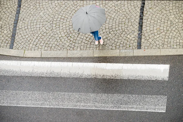 거리에 사람이 들고 우산. — 스톡 사진