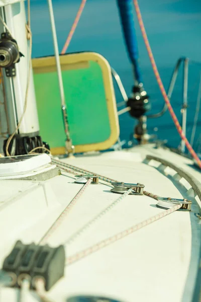 Closeup detalhada de aparelhamento em barco à vela — Fotografia de Stock