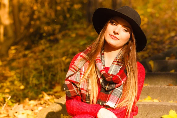 Frau spaziert im Herbst im Park — Stockfoto