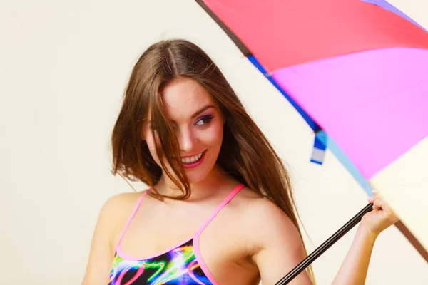 Kvinna som står under färgglada rainbow paraply — Stockfoto