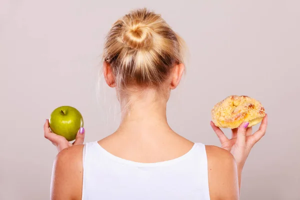 Frau hält Kuchen und Obst in der Hand — Stockfoto