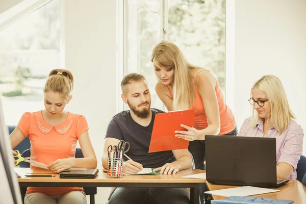 Estudiantes y profesor tutor en el aula — Foto de Stock