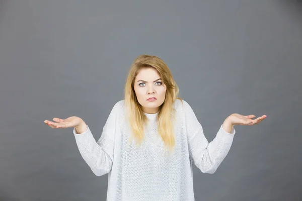 Young woman seek a solution, making undecided gesture — Stock Photo, Image