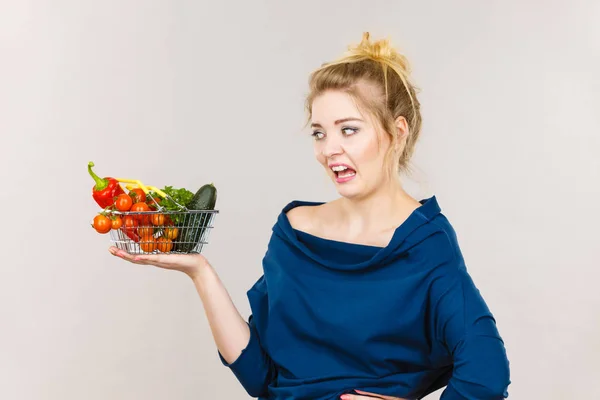 Mulher com legumes, expressão facial negativa — Fotografia de Stock