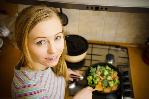 Woman cooking stir fry frozen vegetable on pan — Stock Photo, Image