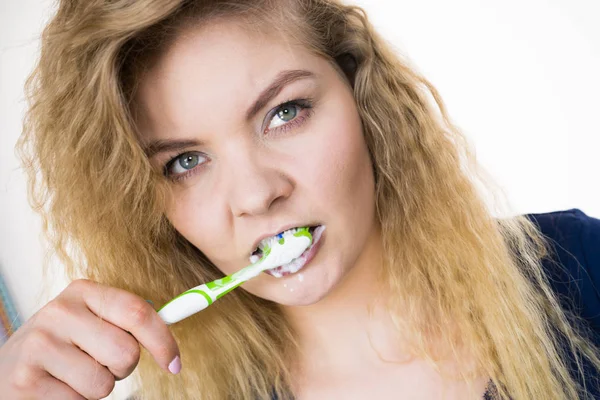 Žena Kartáčovací čištění zubů — Stock fotografie