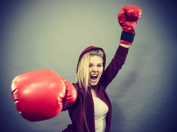 Žena výherce nosí Boxerské rukavice — Stock fotografie