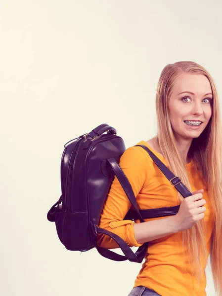 Junge Frau geht zur Schule — Stockfoto