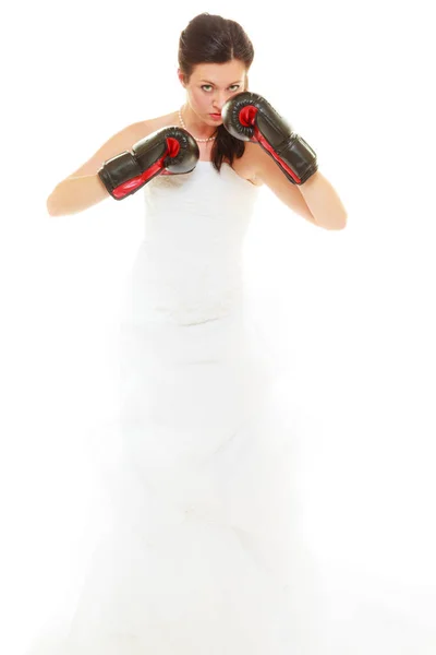 Novia con vestido de novia y guantes de boxeo —  Fotos de Stock