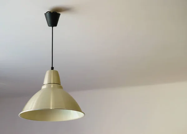 Bílá lampa visí na stropě — Stock fotografie