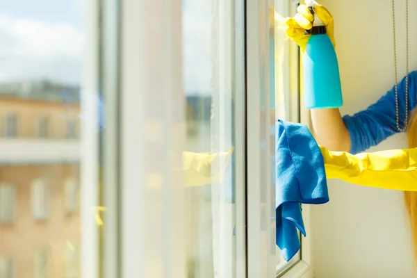 Παράθυρο καθαρισμού χεριών στο σπίτι χρησιμοποιώντας απορρυπαντικό κουρέλι — Φωτογραφία Αρχείου