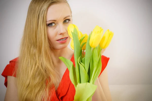 Härlig kvinna med gula tulpaner gäng — Stockfoto