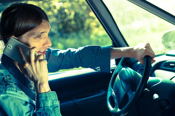 Hombre hablando por teléfono mientras conduce el coche . —  Fotos de Stock