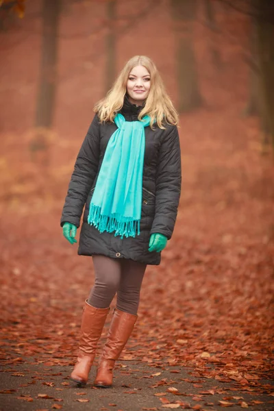 Attraktive Frau im herbstlichen Park. — Stockfoto