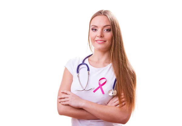 女人用粉红色的丝带艾滋病符号和听诊器在胸口. — 图库照片