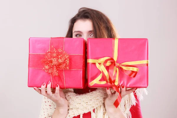 Kadın kırmızı Noel hediye kutuları tutar. — Stok fotoğraf