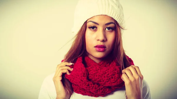 Mulat vrouw voor het dragen van warme winter kleding — Stockfoto