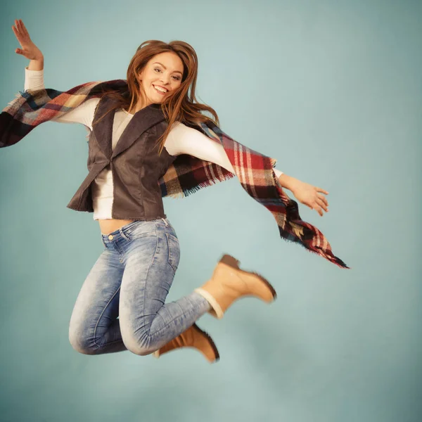 Ženská móda Podzimní dívka skákání, létání ve vzduchu na modré — Stock fotografie