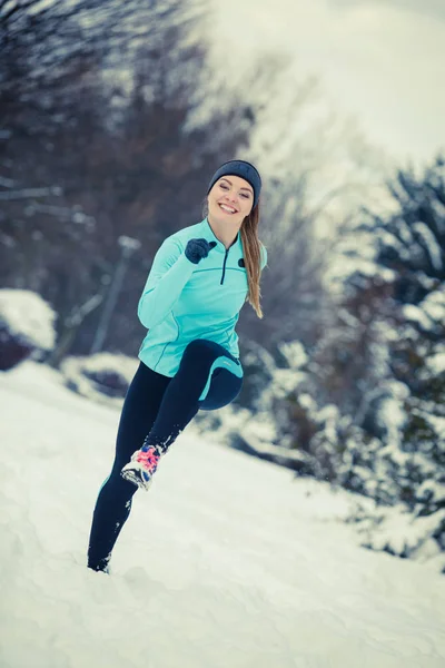 Deportes de invierno, chica haciendo ejercicio en el parque —  Fotos de Stock