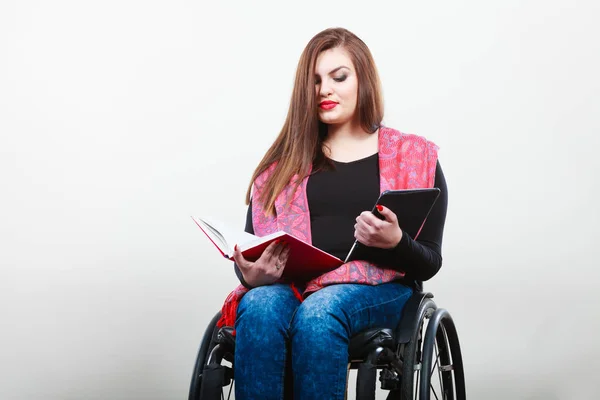 Estudante com deficiência com tablet ebook . — Fotografia de Stock