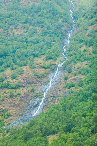 Cascade en montagne journée brumeuse, Norvège . — Photo