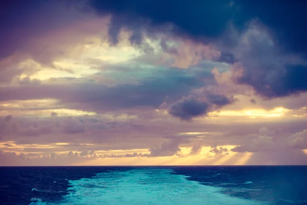 Gün batımı sırasında güzel deniz manzara — Stok fotoğraf