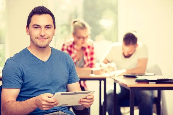 Schülerin mit Tablet vor Mitschülern — Stockfoto