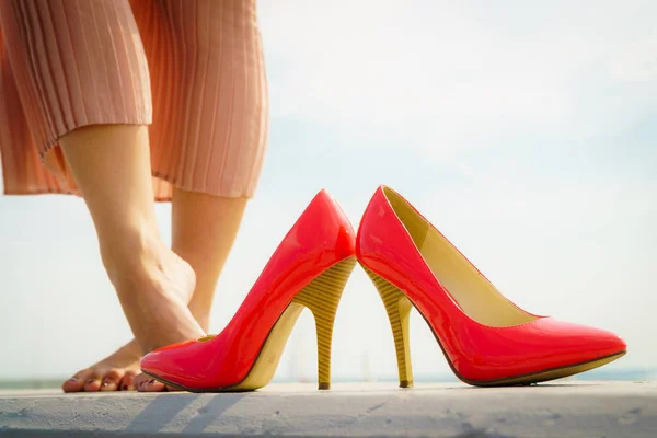 Zapatos clásicos rojos de tacón alto al aire libre —  Fotos de Stock