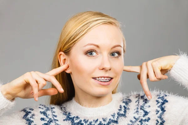 Mujer cubriendo orejas con dedos — Foto de Stock