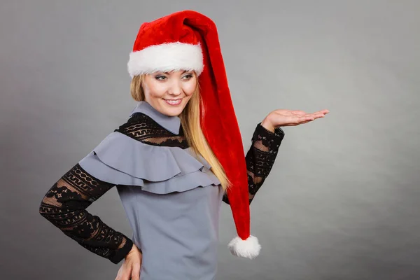 Szczęśliwa kobieta kapeluszu pomocnik Świętego Mikołaja — Zdjęcie stockowe