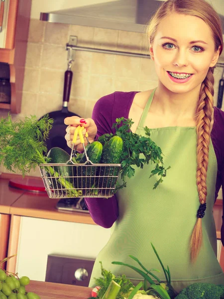 Mujer en cocina teniendo verduras sosteniendo cesta de la compra —  Fotos de Stock