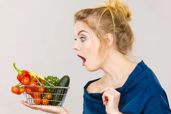 Жінка з овочами, шокований вираз обличчя — стокове фото