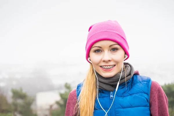 Mujer con ropa deportiva ejercitándose al aire libre durante el otoño —  Fotos de Stock