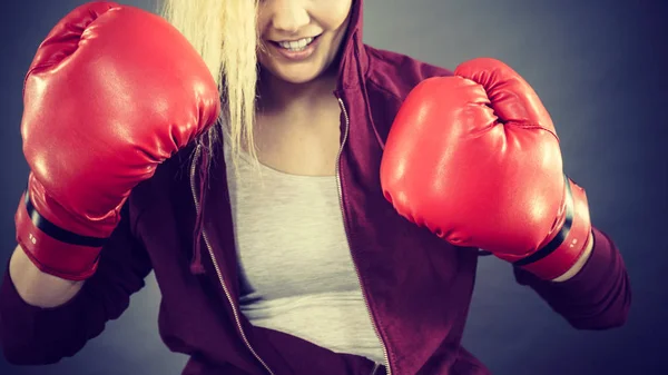 Dühös nő, boksz-kesztyűket visel — Stock Fotó
